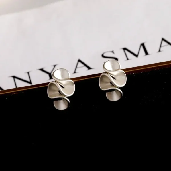 Zilver Dames Oorbellen – Bloemvormige, Eenvoudige Geplooide Studs – Fijne Geometrische Oorsieraden - Image 5