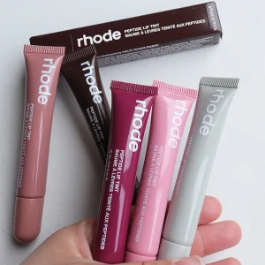 Rhode Pocket Blush Stick – Hydraterende 2-in-1 Stick voor Lippen en Wangen – Natuurlijke Crème Rouge & Lipkleur – Makkelijk aan te brengen