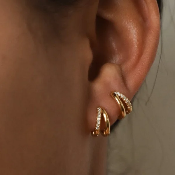 Fijne, kleine, gelaagde goudvergulde koperen oorbellen met zirkonia – Huggie Hoops voor dames en meisjes – Luxe, elegante cartilage oorringen - Image 2