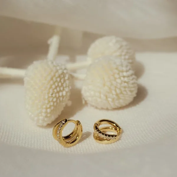 Fijne, kleine, gelaagde goudvergulde koperen oorbellen met zirkonia – Huggie Hoops voor dames en meisjes – Luxe, elegante cartilage oorringen - Image 5