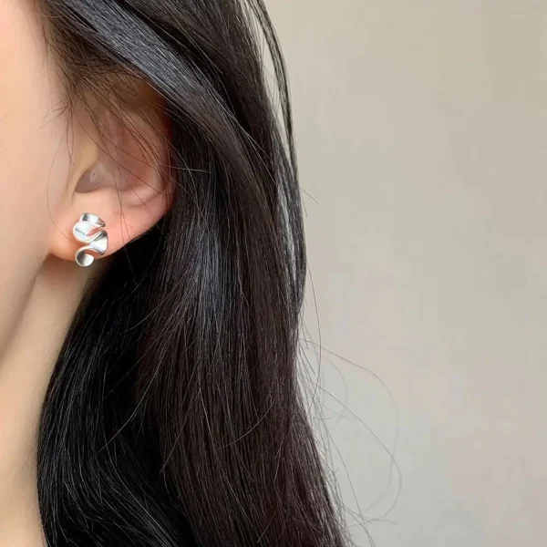 Zilver Dames Oorbellen – Bloemvormige, Eenvoudige Geplooide Studs – Fijne Geometrische Oorsieraden - Image 2