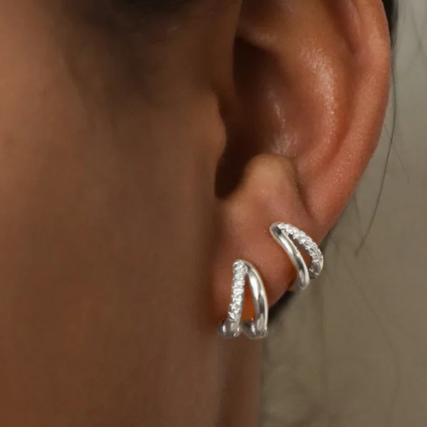 Fijne, kleine, gelaagde goudvergulde koperen oorbellen met zirkonia – Huggie Hoops voor dames en meisjes – Luxe, elegante cartilage oorringen - Image 3