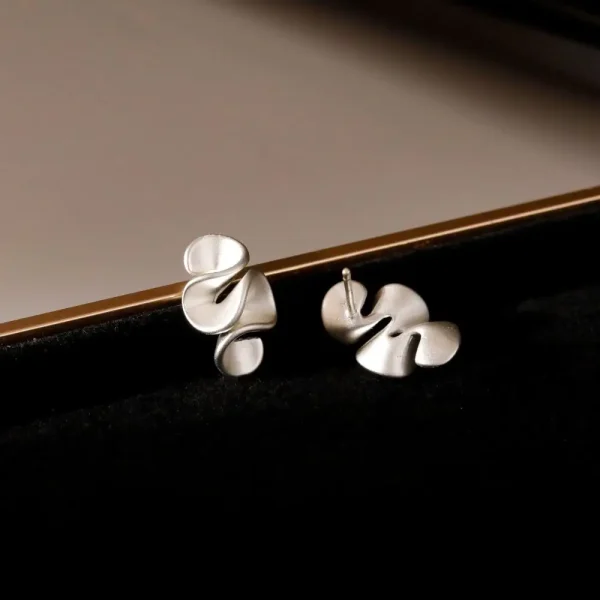 Zilver Dames Oorbellen – Bloemvormige, Eenvoudige Geplooide Studs – Fijne Geometrische Oorsieraden - Image 4