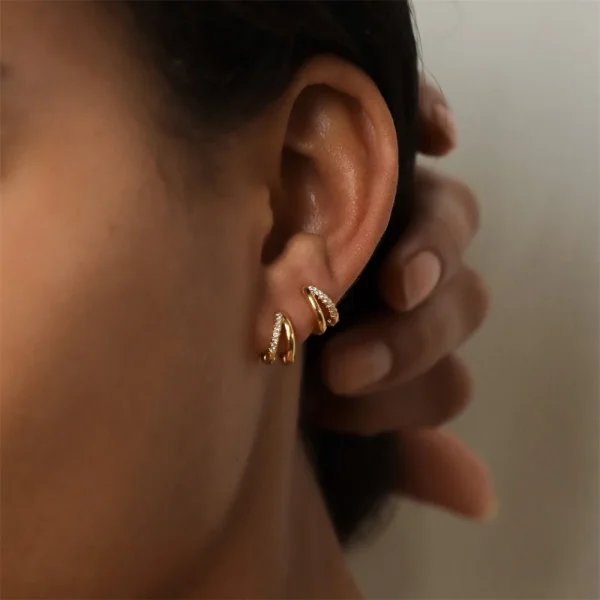 Fijne, kleine, gelaagde goudvergulde koperen oorbellen met zirkonia – Huggie Hoops voor dames en meisjes – Luxe, elegante cartilage oorringen - Image 4